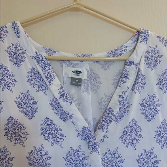 Size M white tunic style 3/4 sleeve top from Old Navy - Picture 2 of 2